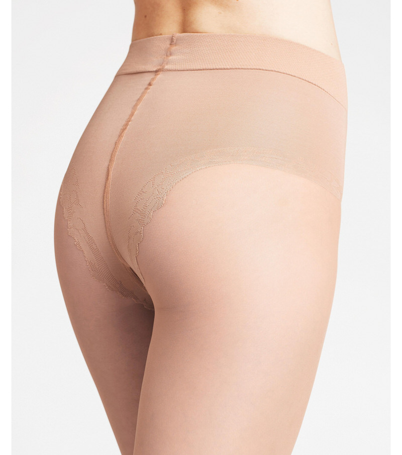 Nahaufnahme einer Frau, die eine Shaping Top 20 DEN Strumpfhose in Cocoon trägt.