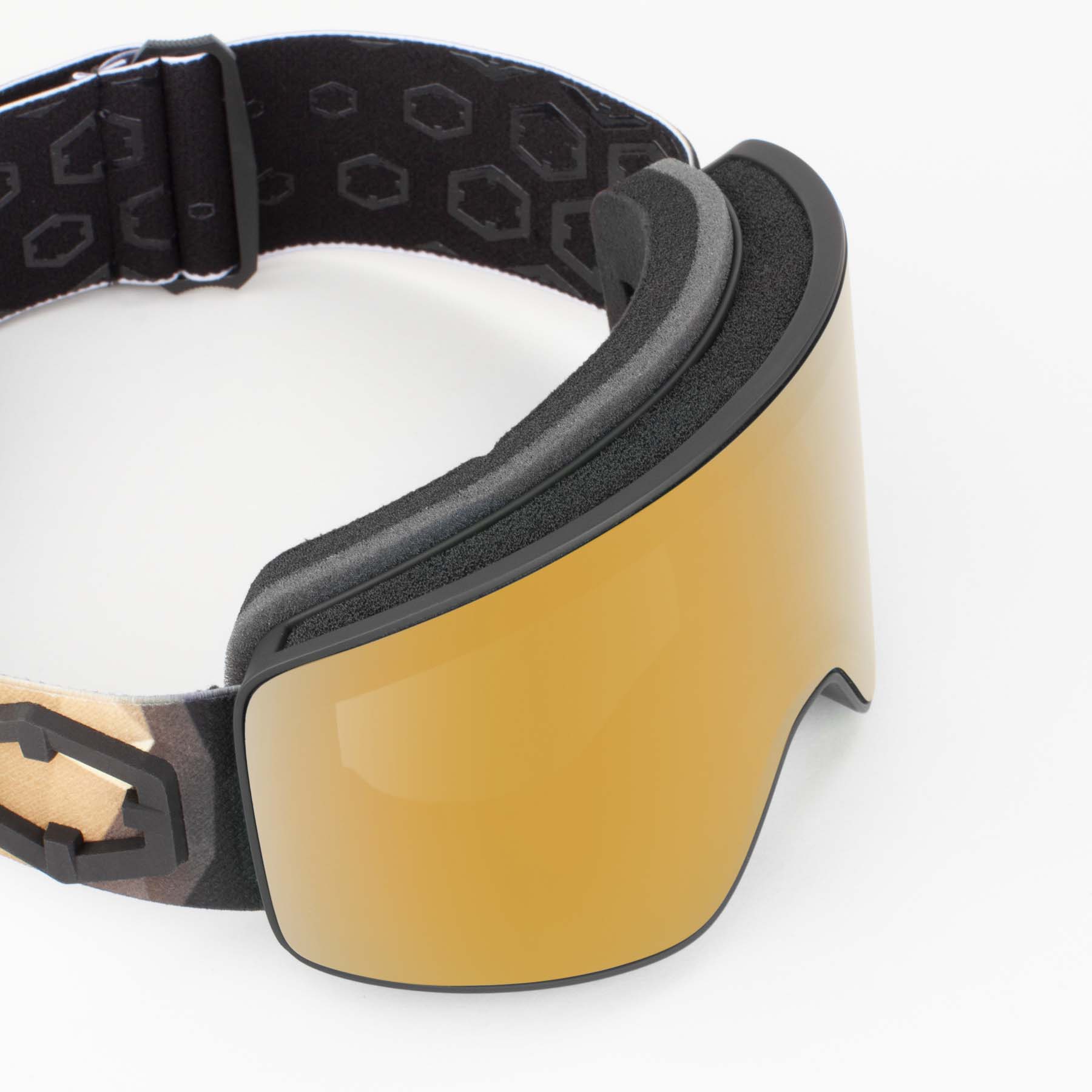 Out Of Lunettes de ski Void Gros plan sur les lunettes de ski Out Of Void Origami Gold24 MCI avec lentille cylindrique dorée. Monture noire et bandeau à motifs.