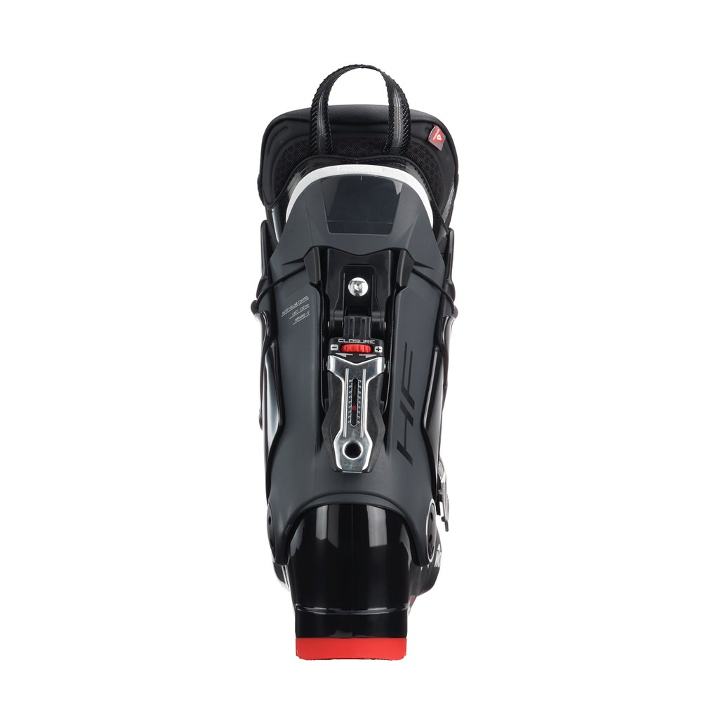 Nordica HF 110 GW Skischuh Nahaufnahme eines Nordica HF 110 GW Skischuhs von hinten, in Schwarz, Anthrazit und Rot. Der Fokus liegt auf dem Verschluss-System.