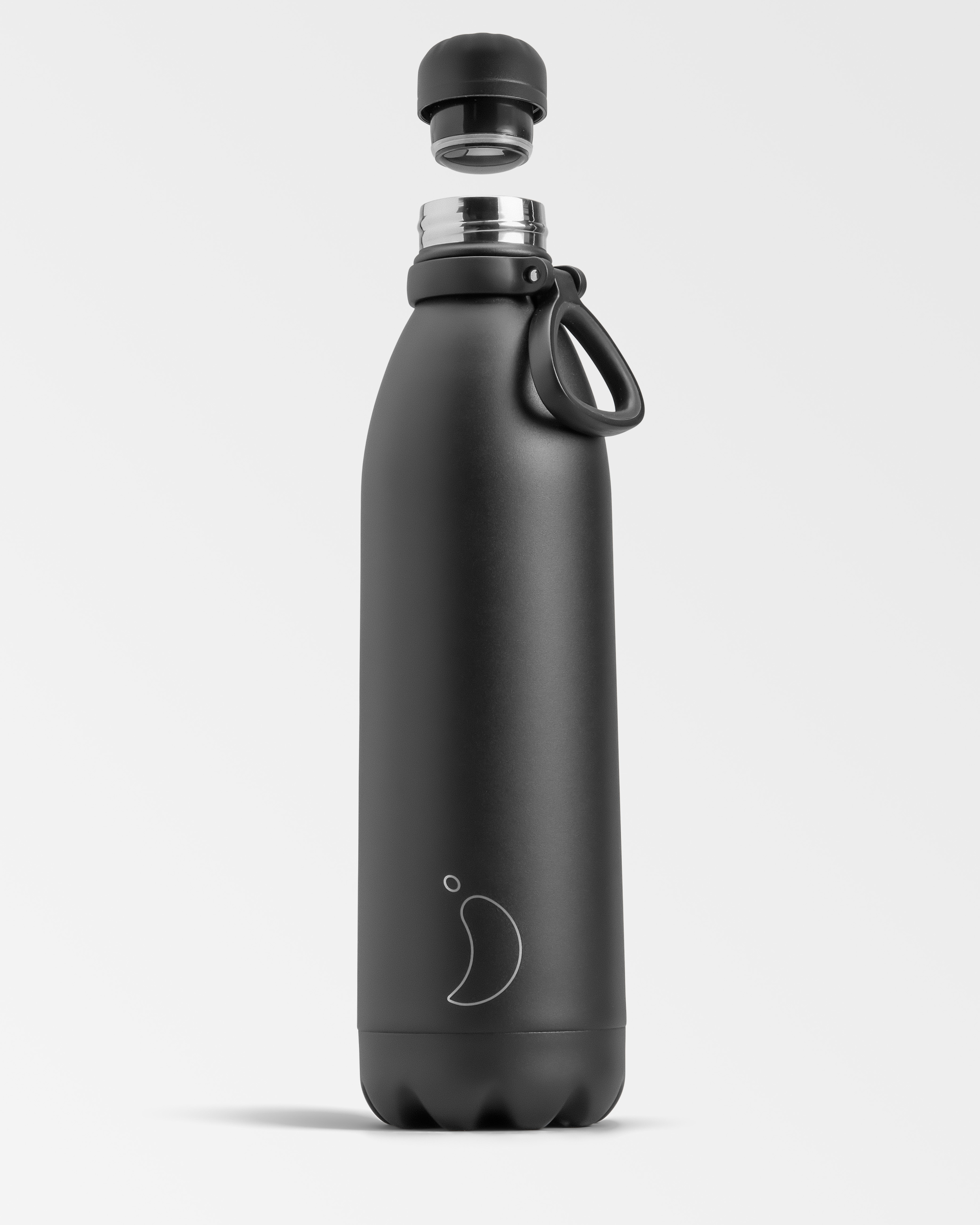 Schwarze Chillys Trinkflasche 1.8L, mit abgenommenem Deckel. Das Logo ist als Outline erkennbar.