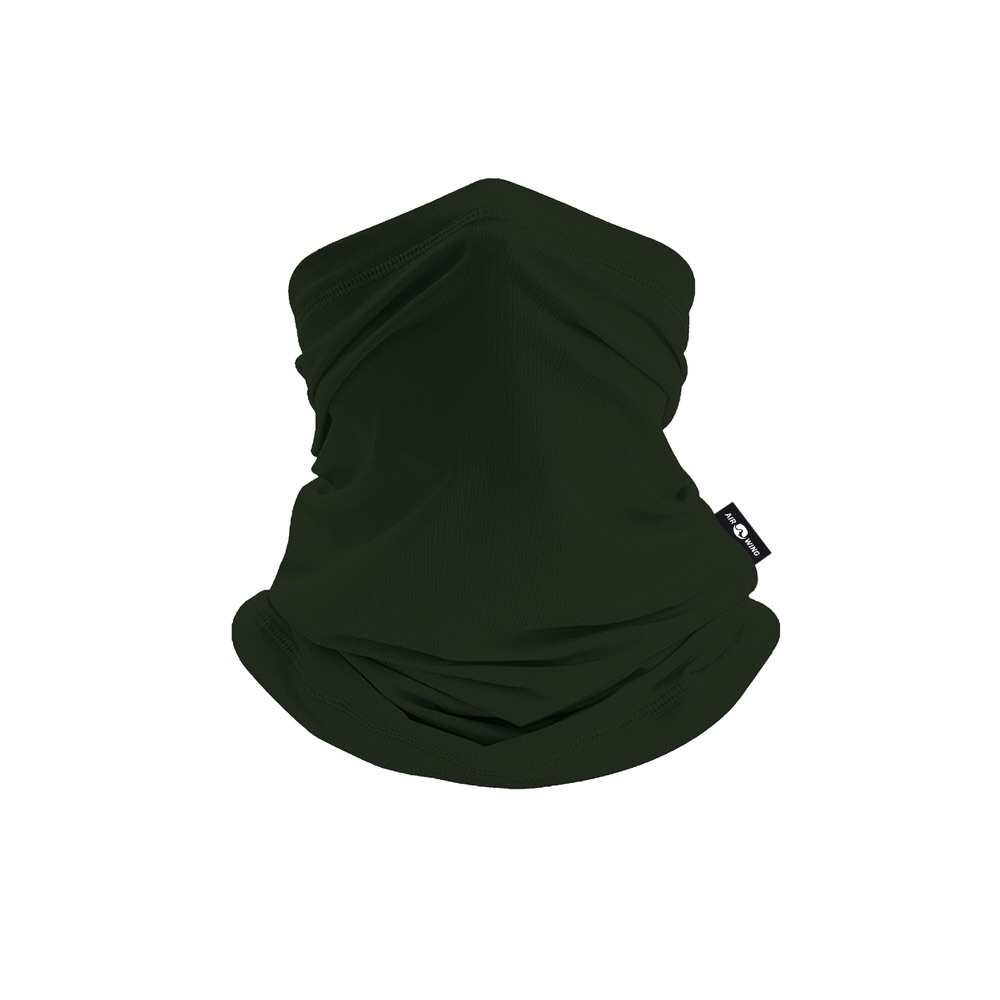 Olivefarbener, geraffter Maskenschal. Das Accessoire ist auf einem weißen Hintergrund vor Kopf aufgenommen.
