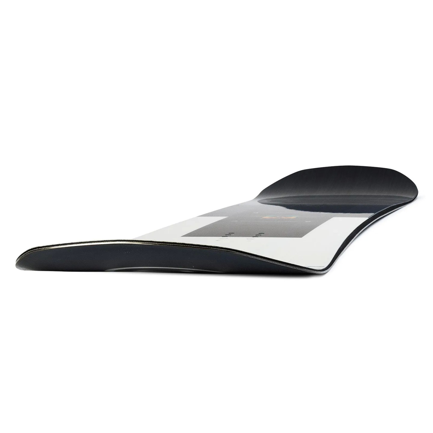 Nidecker Score Snowboard Detail Detailansicht vom Nidecker Score Snowboard, von der Seite, mit Fokus auf das Boardprofil.