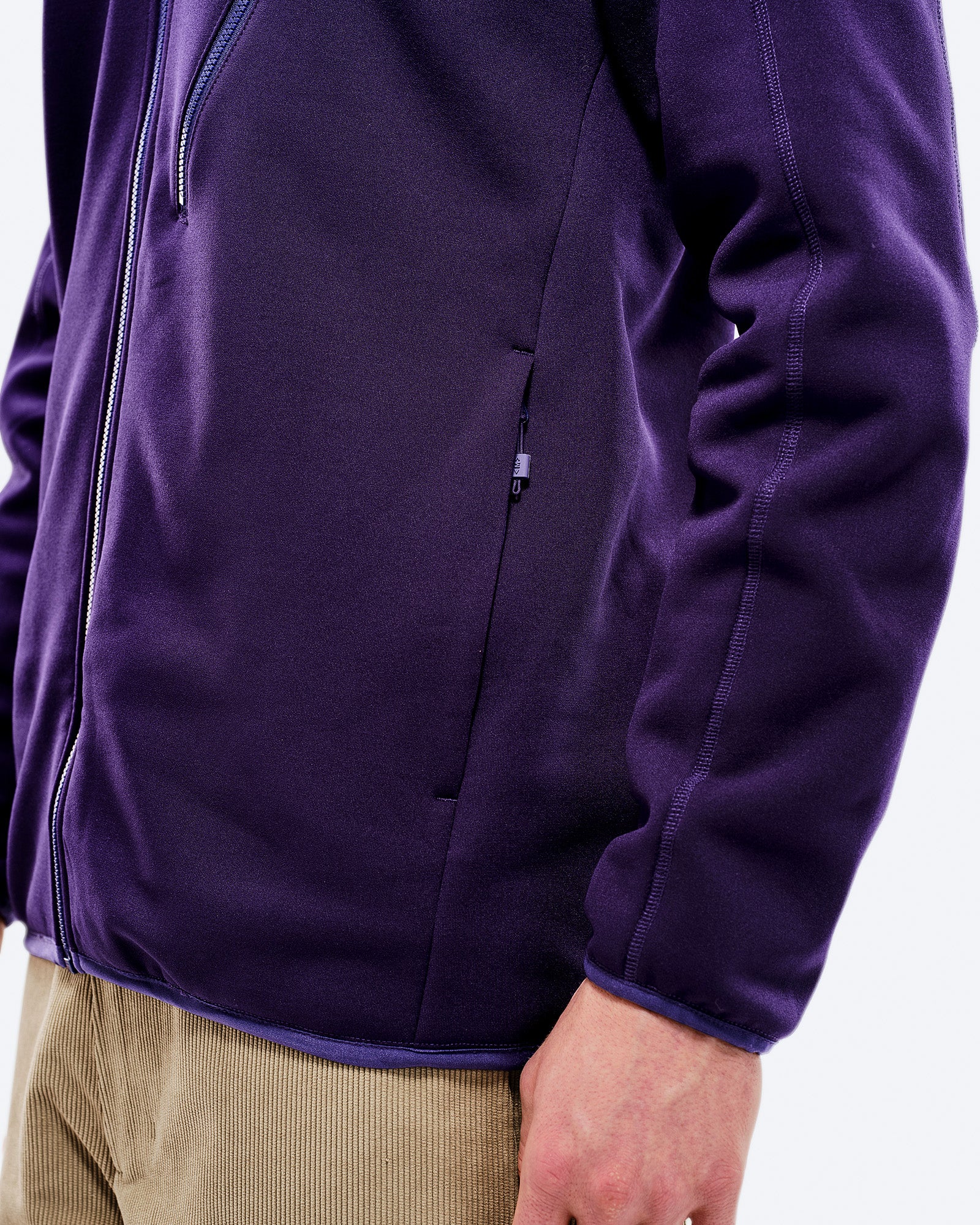 M-7 Tech Fleece Kapuzenjacke Detailaufnahme der M-7 Tech Fleece Hood in Parachute Purple mit Reißverschluss und Seitentasche.