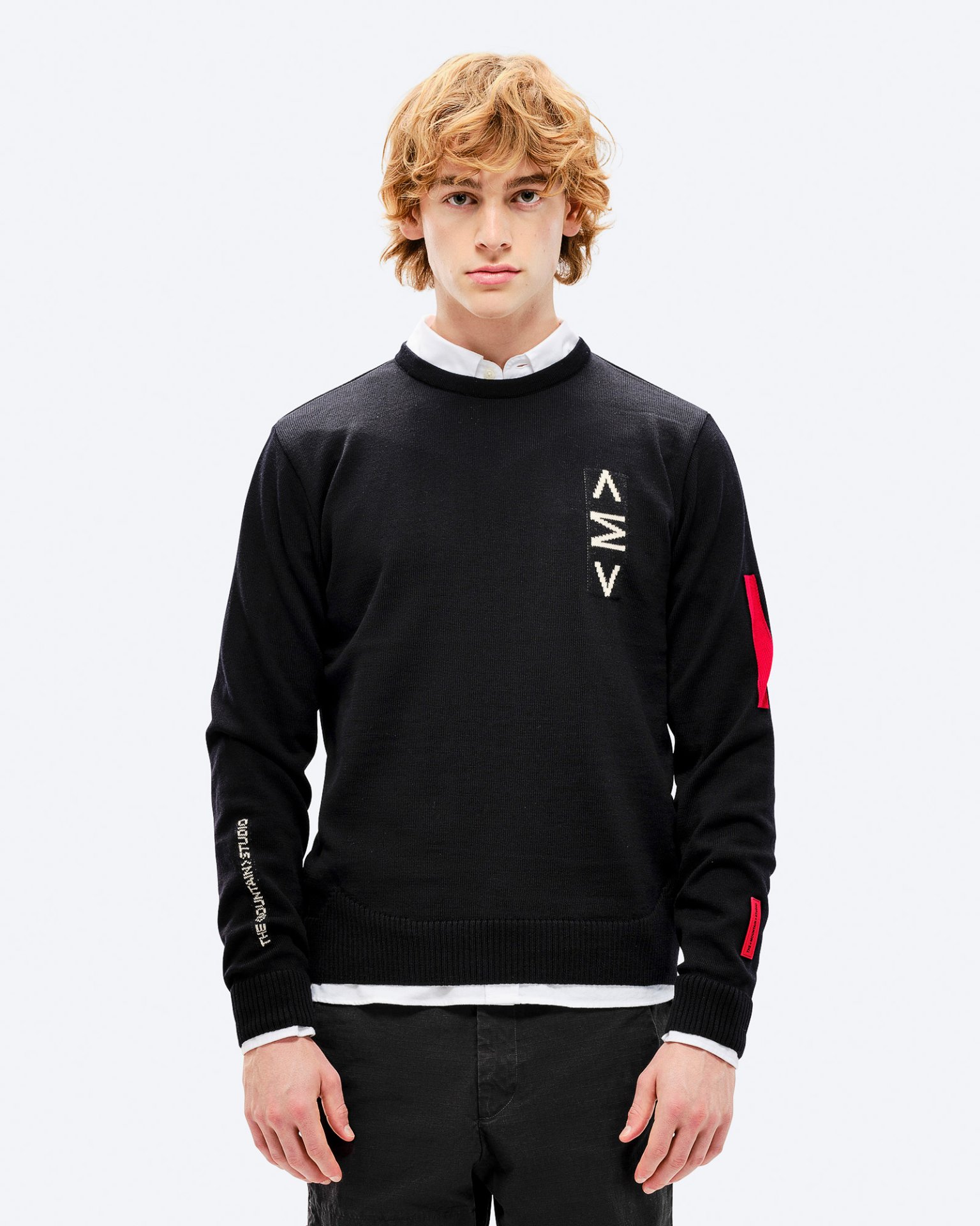 Schwarzer K-3 Ski Sweater Mann trägt schwarzen K-3 Ski Sweater mit Intarsia-Strickmuster und Rundhalsausschnitt vor einem weißen Hintergrund.