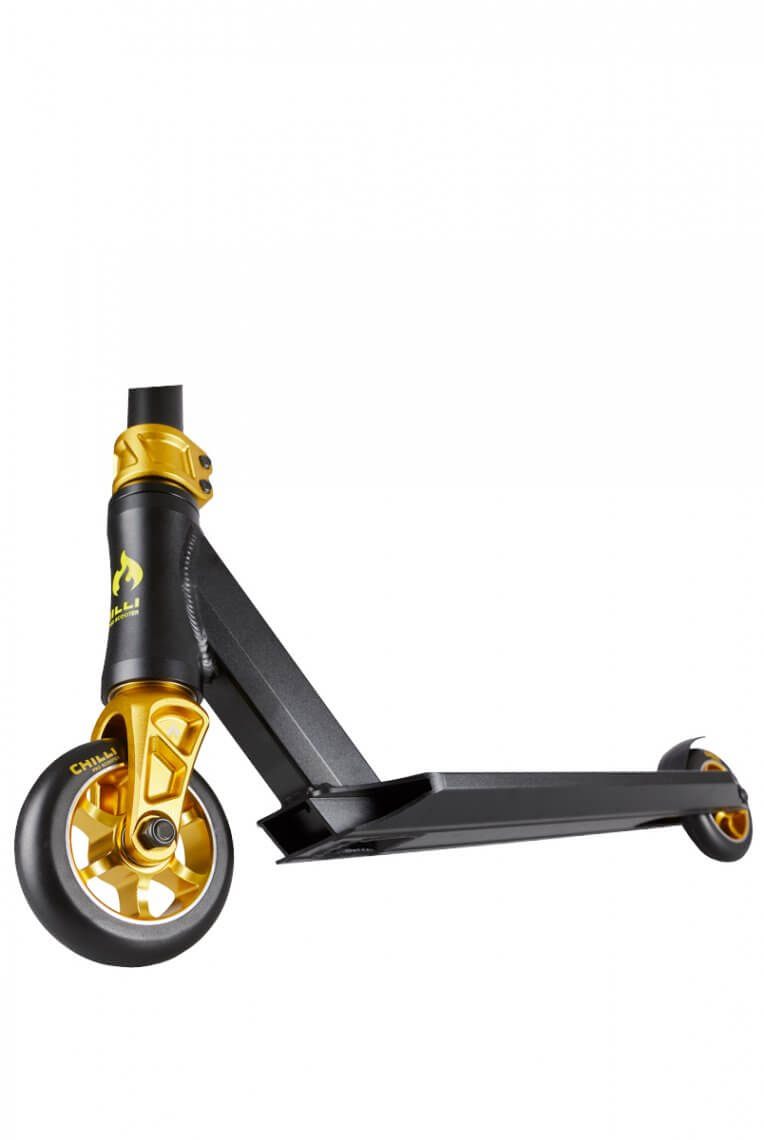 Detailansicht des Chilli Pro Scooter 3000 in Schwarz und Gold. Fokus auf Vorderrad, Deck und Lenkerstange.