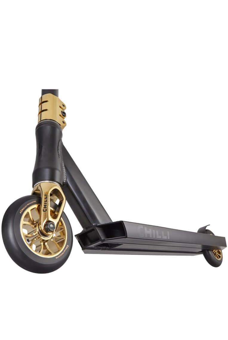 Nahaufnahme eines schwarzen Chilli Pro Scooter Reaper Crown mit goldenen Akzenten.