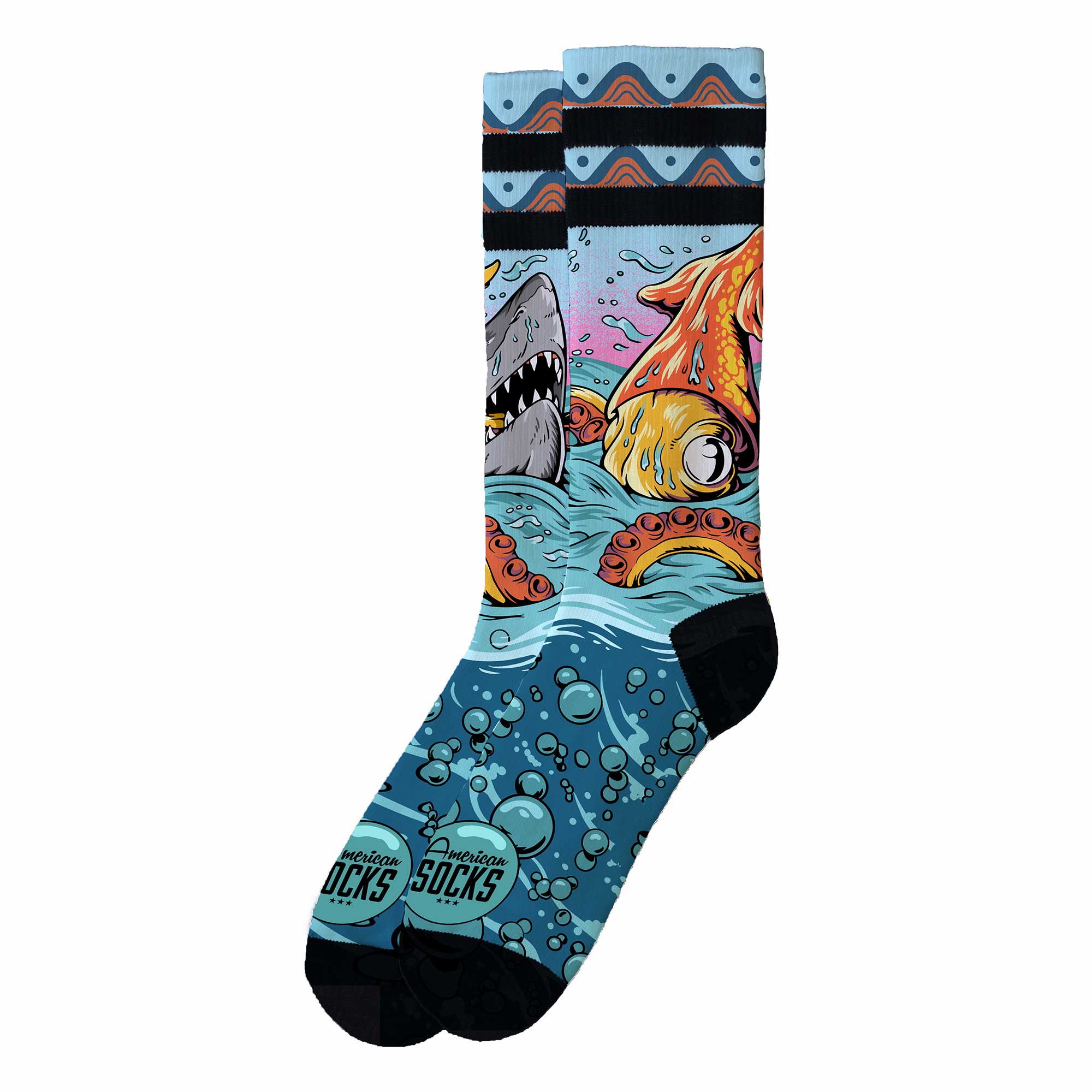 Chaussettes Seacreatures Chaussettes à motif Seacreatures : requin, pieuvre, vagues et bulles sur fond bleu, pointe et talon noirs.