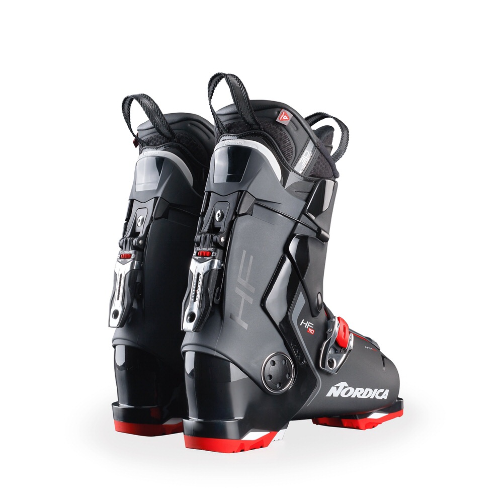 Nordica HF 110 Skischuhe Nordica HF 110 Skischuhe in Schwarz-Anthrazit-Rot, von hinten fotografiert. Fokus auf intuitives Verschluss-System und Zuglaschen.