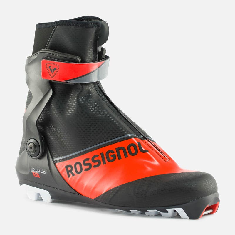 Schwarzer Rossignol X-IUM W.C. Skate Skischuh mit roter Akzentuierung und seitlichem Rossignol Schriftzug.