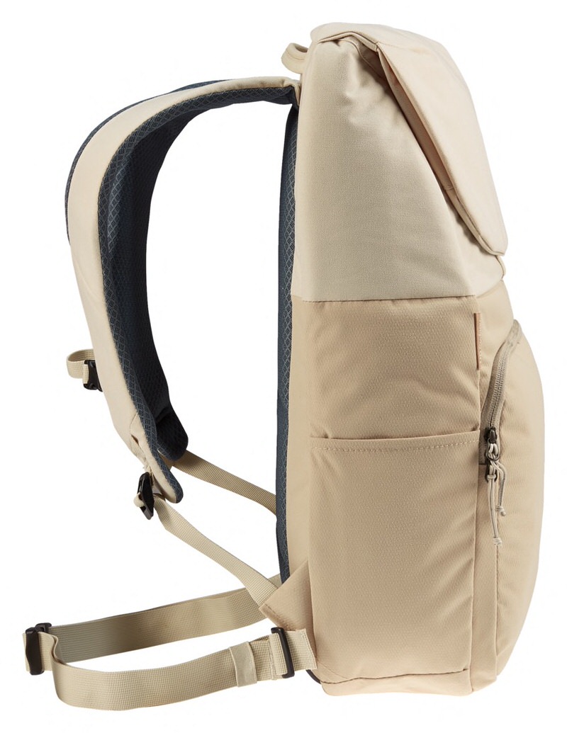 Sandfarbener Deuter Rucksack Sandfarbener Deuter UP Sydney Rucksack von der Seite, mit Trägern, Deckelklappe und Außentasche.