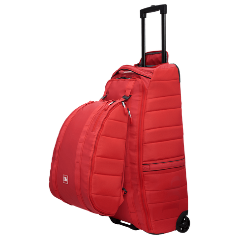 Sac à dos rouge Douchebags The Base 15L avec roulettes et poignée télescopique. Une petite poche est fixée à la poche principale.
