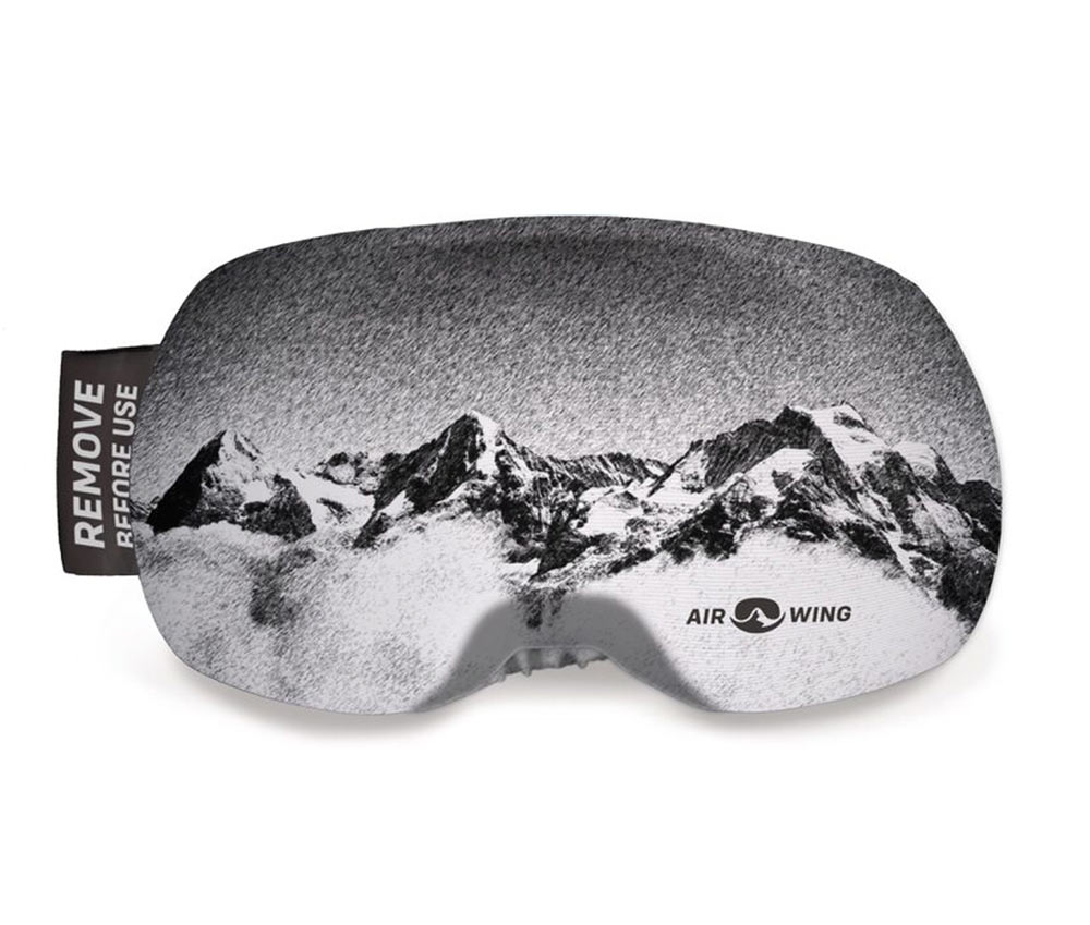 Airwing Pano Skibrillenschutzhülle mit Bergmotiv in Schwarz-Weiß und "Remove Before Use" Label.