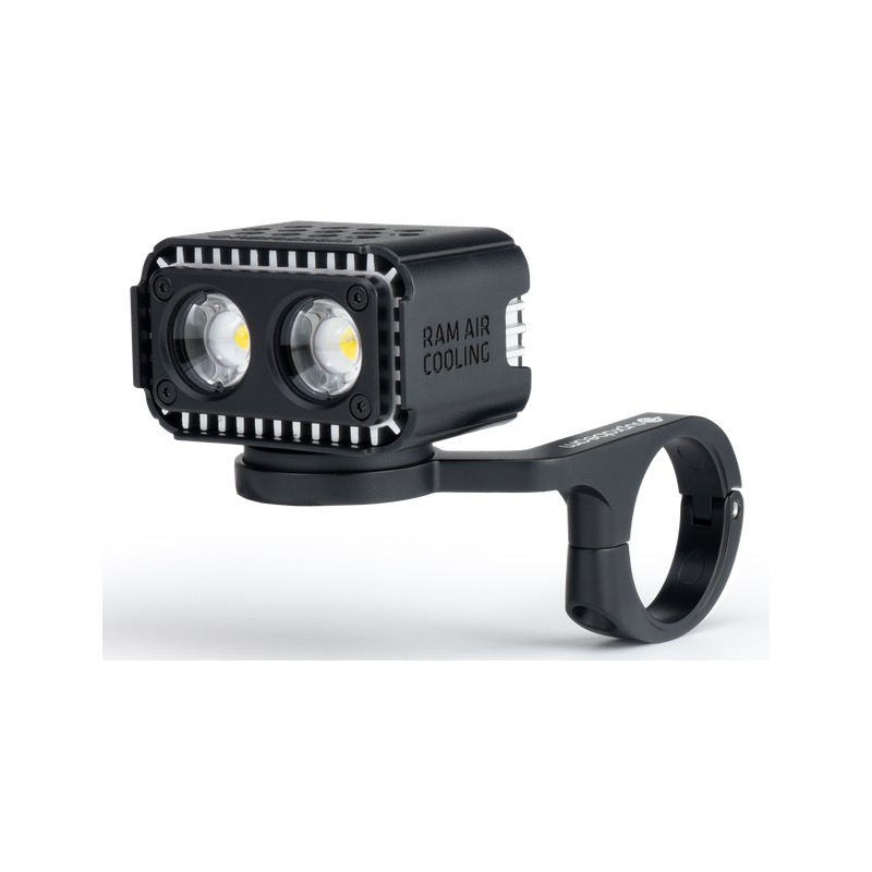 Schwarze Suprabeam B6r Fahrradlampe mit Halterung. Das Gehäuse hat Kühlrippen und zwei runde LEDs. "RAM AIR COOLING" Schriftzug.