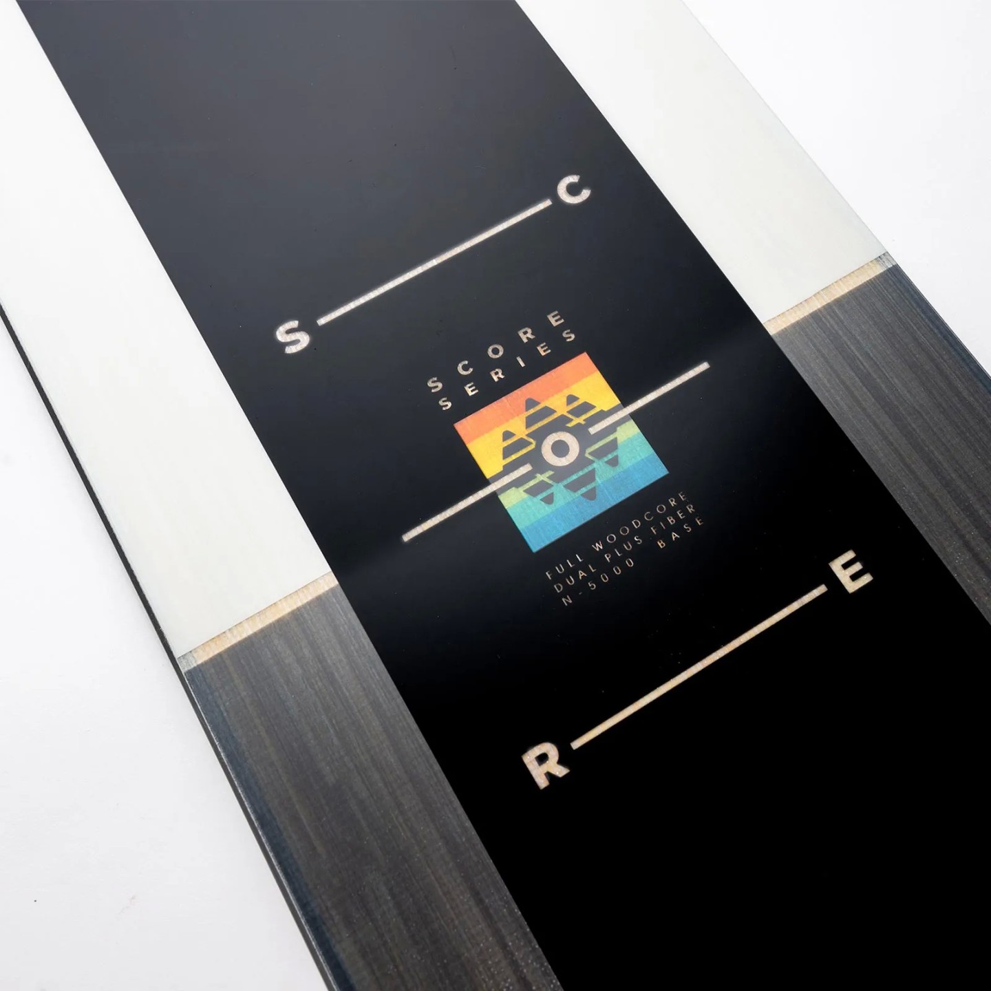 Nidecker Score Snowboard Details Detailansicht des Nidecker Score Snowboards mit Grafik, inklusive Produktname und technischen Daten.