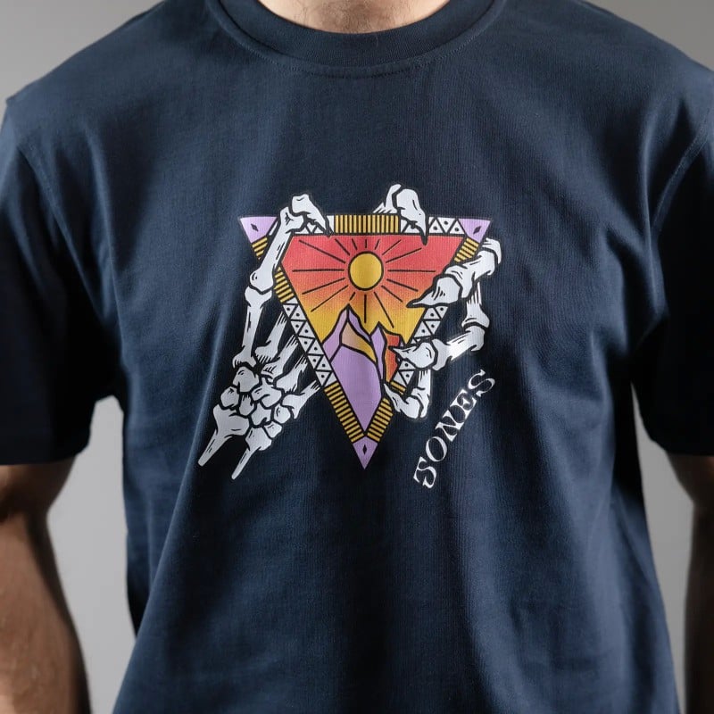 Marineblaues Grafik-Tee Marineblaues Jones Organic Cotton Tee mit Grafik: Dreieck, Berg, Sonne und Skeletthände.