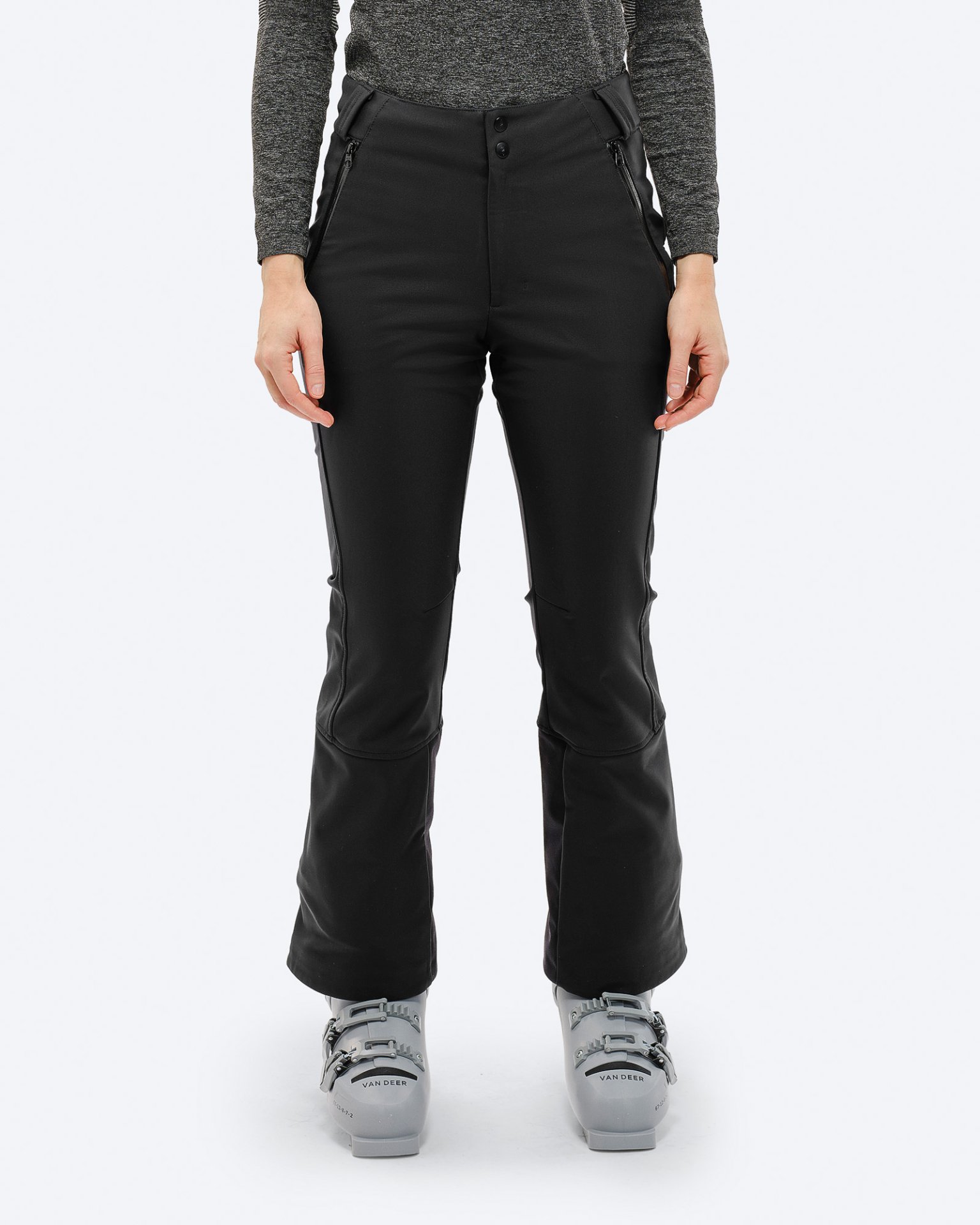 Schwarze Ski-Hosen 2L Person mit schwarzer P-4 W 2L Stretch Ski Pants und Skischuhen vor neutralem Hintergrund.