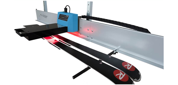 Wax Future Infrarot wachsen mit Tiefenwirkung Zwei Skier unter Infrarot-Wachsgerät mit rotem Licht, blaue Steuereinheit und grauer Halterung vor weißem Hintergrund.